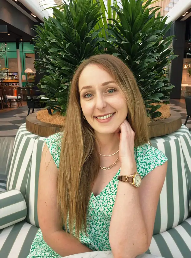 French lessons Adelaide Teacher at Bonjour Australia School in Adelaide conducting a live online French lesson, bringing language education to the digital world.